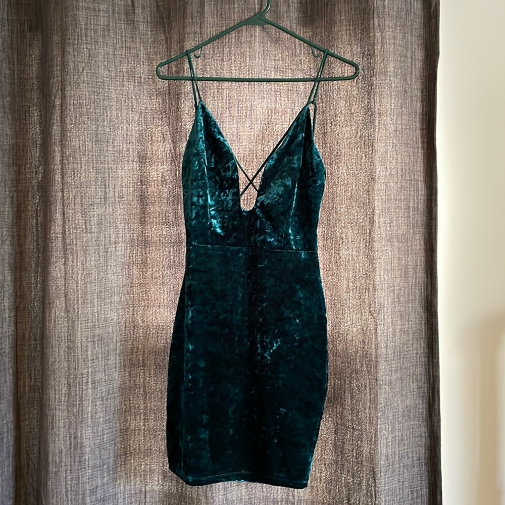 Stunning form fitting crushed velvet mini dress perfect for night out/formals
